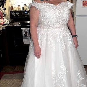 Off  the shoulders size10/12 the back is adjustable with a lace up!